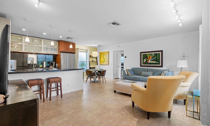 Boca Raton House | Beach Guest House "Reset your Vibe". steps to the ocean.