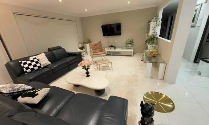 Tascott House | “Beach Paradise Villa | Private Garden & BBQ Area”
