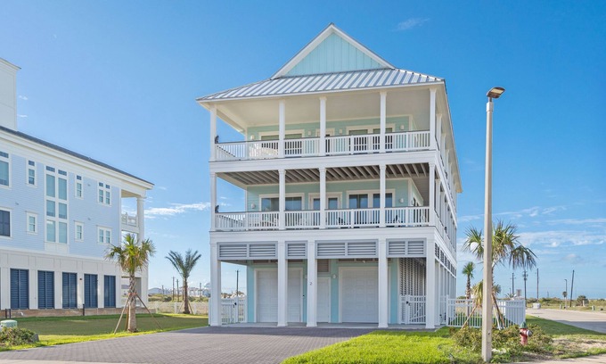 Galveston House | Beach view, central location, EV charger, 6 free parking, elevator