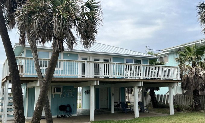 Bermuda Beach House | Beach views! 1 Minute walk to beach! Wake up to the sound of crashing waves!