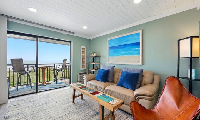 Crescent Beach Condo | Beacher's Lodge Oceanfront Balcony Suite - Includes Hotel Housekeeping