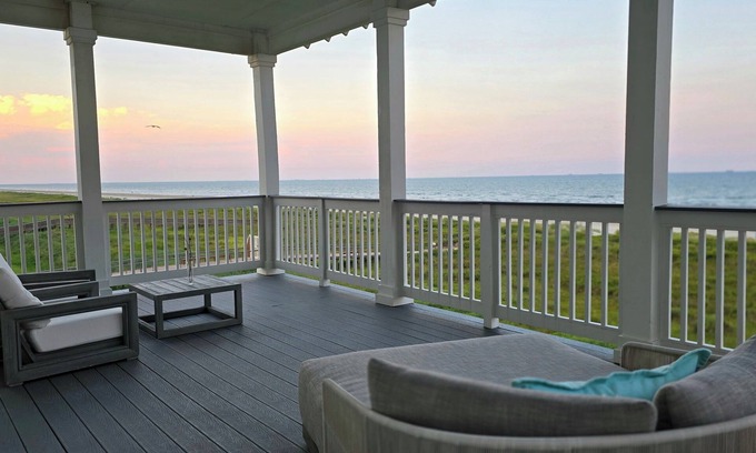 Galveston House | BEACHFRONT! ELEVATOR! HOT TUB! CUSTOM BUILT! GATED COMMUNITY! A BIT OF PARADISE