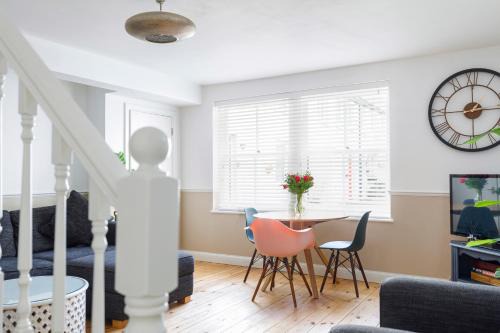 Brighton House | Beachfront Getaway 2-Bedroom House with FREE Private Parking & Patio