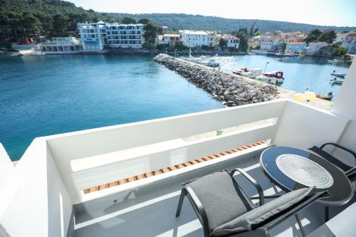 Bozava House | Beachfront Rooms Veli Kamik