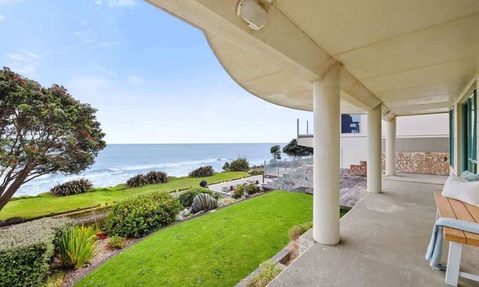 Bell Block Apartment | Beachfront Studio with Sea View