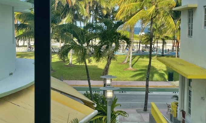 South Beach Apartment | Beachfront Suite in the Carlyle Hotel on Ocean Drive in South Beach Miami