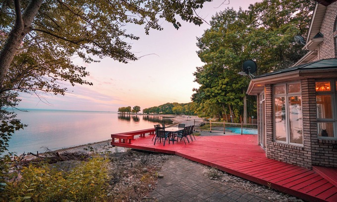 Ontario House | Beachfront Villa across Whisky Run Golf Sleeps 15, 30 mins to Niagara Falls