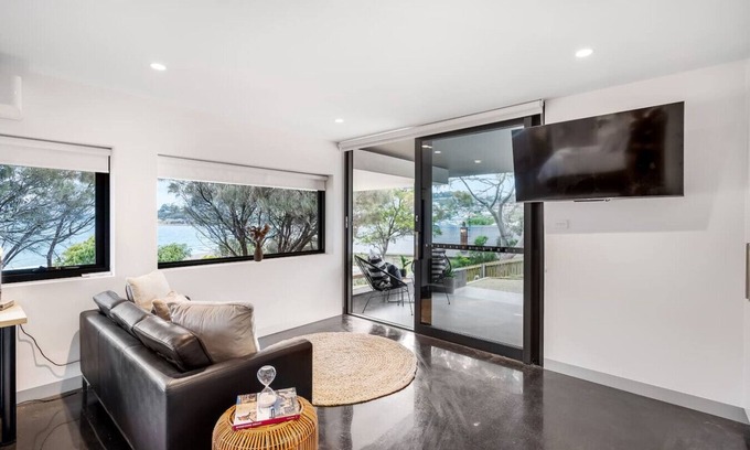 Blackmans Bay Apartment | Beachfront W/Breathtaking Views