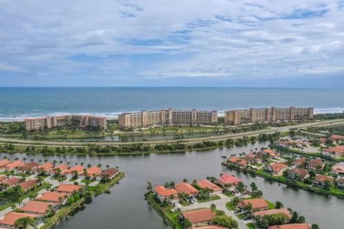 Palm Coast Apartment | Beachside Penthouse with Ocean Views