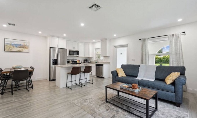 Tropic Palms House | Beachtown Bliss 2mil to downtown