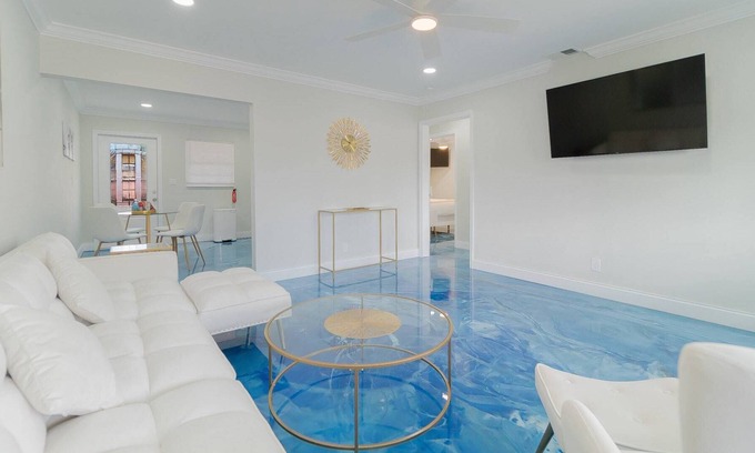 Poiciana Park II House | Beachy Blues Apt A, Downtown, Shops, Cafes & Beach, Dog friendly