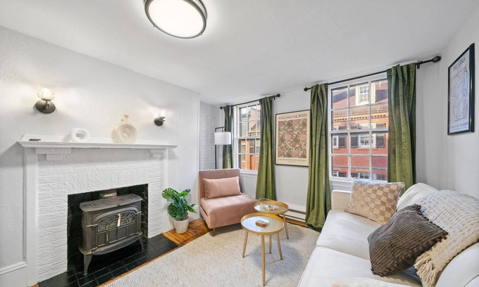 Beacon Hill Apartment | Beacon Hill Escape: Balcony, Fast WiFi, Steps to Cafes, Boston Commons, MGH & Historic Attractions!