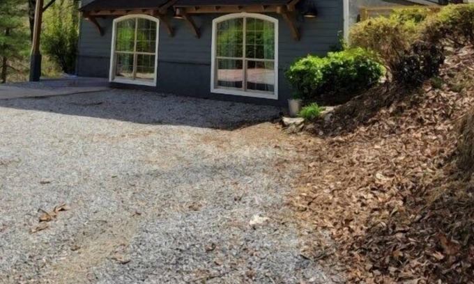 Hendersonville Cabin | Bear Crossing- Exciting Adventure Ahead! Pets Welcome - Hiking!