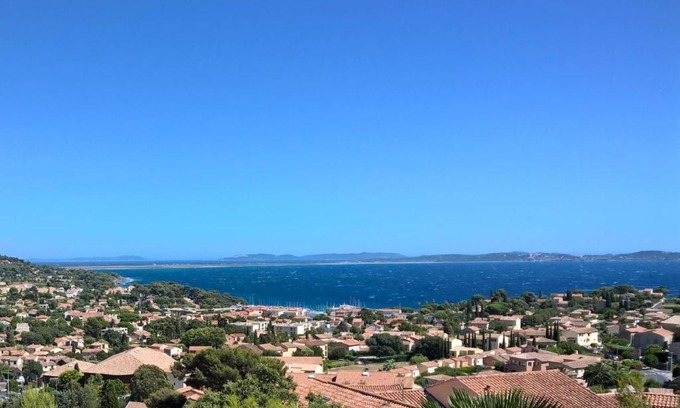 Carqueiranne Apartment | *** Beau T2 de 50 m2, grande terrasse vue mer, à 500m de la plage