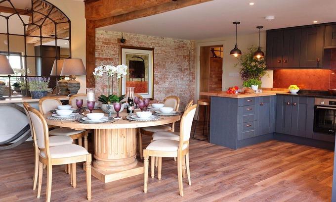 Quedgeley House | Beautiful villa for 6 guests with WIFI, terrace and pets allowed