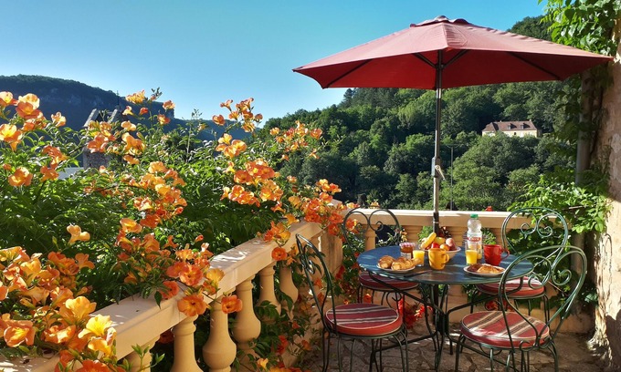 Castelnaud-la-Chapelle Apartment | Beautiful sunny apartment, below castle & overlooking valley