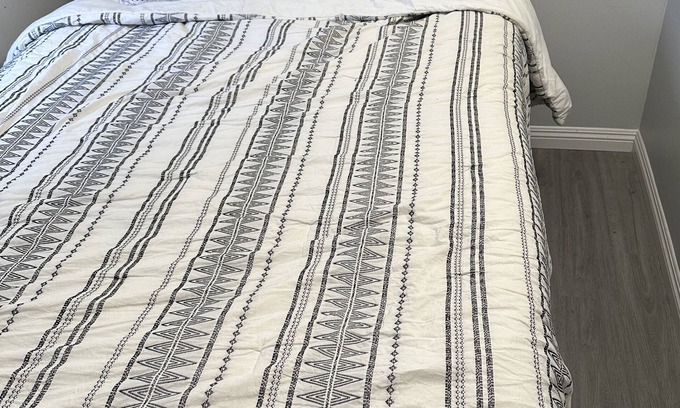 Eastside Apartment | Beautiful 1 Bedroom, 1 Bath Entire Apartment with Air Conditioner, Fridge.