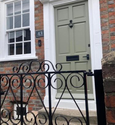 Chichester House | Beautiful 2 bed cottage with wood-burner near town