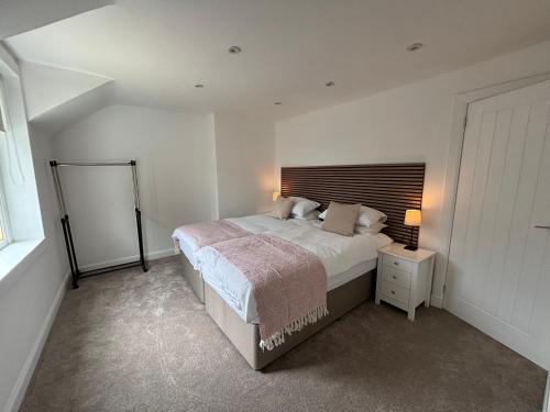 Airdrie House | Beautiful 2 Bed home Airdrie