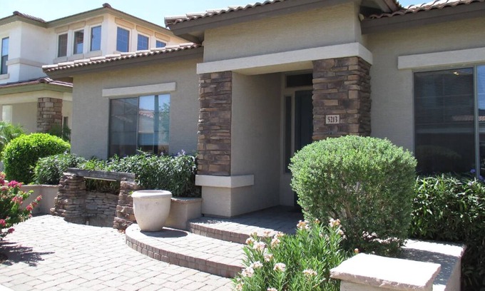 Glendale House | Beautiful 2 Bedroom & 2 Bath Home Located in a gated community in Glendale, AZ.