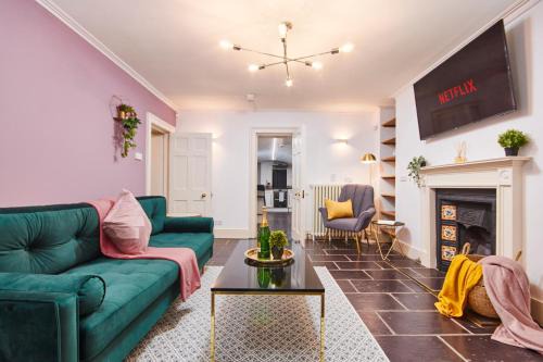 Upper Town Apartment | Beautiful 2Bedroom 4 actual beds House with WiFi by PureStay