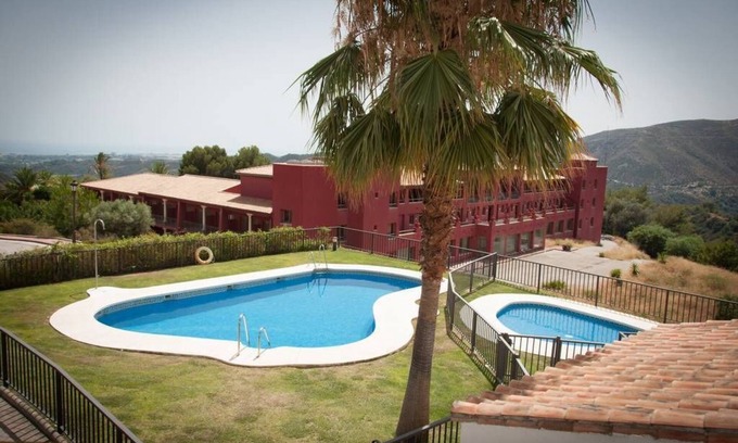 Istan Apartment | Beautiful 3 Bed Duplex - 2 Private Hot Tubs - Sleeps upto 8 persons