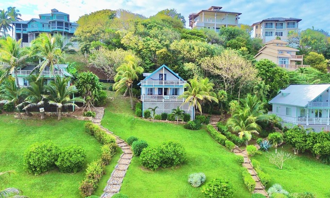 Antoneys Cay Cottage | Beautiful 3-bedroom Island Home in West Bay with an Ocean View and a Pool
