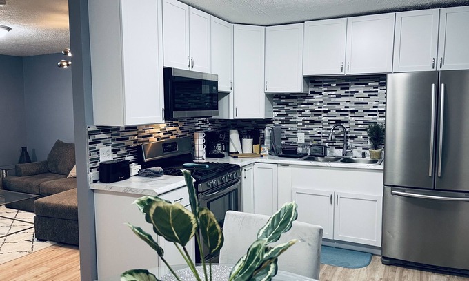 Cleveland House | Beautiful 3 BR Townhouse Near Downtown - Pet Friendly - Fenced Yard!