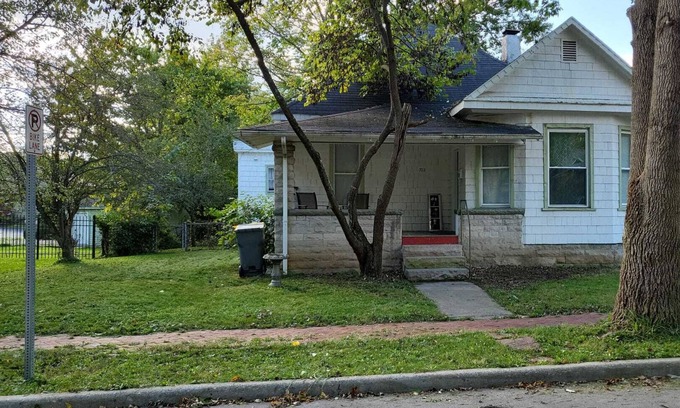 Bloomington House | Beautiful 4-bed House in Bloomington With Sauna