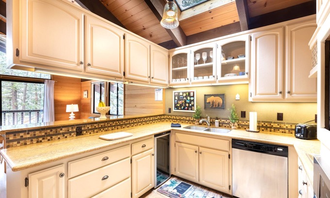 Truckee House | Beautiful 4-Bedroom Contemporary Mountain Home in Northstar by RedAwning Save 10% on 3 Nights, 15% on 5 Nights!