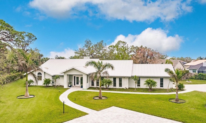 Nokomis House | Beautiful 4-bedroom House in Charming Location - Heated Pool - Near Beach