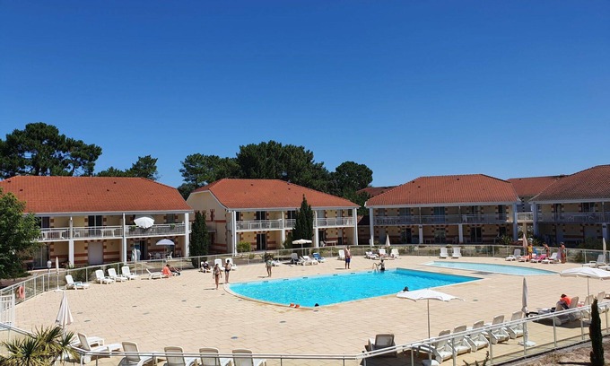 Le Verdon-sur-Mer Apartment | Beautiful apartment for 4 people with pool, WIFI, TV, terrace and pets allowed