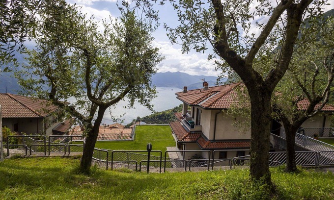 Riva di Solto Apartment | Beautiful apartment for 5 people with hot tub, WIFI, TV, patio and pets allowed