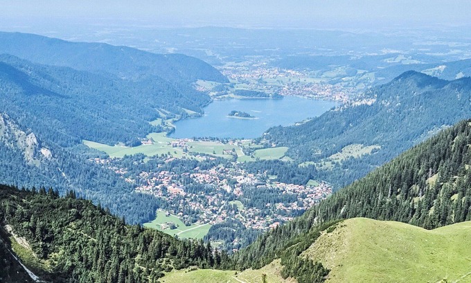 Schliersee House | Beautiful apartment in villa for 5 guests with A/C, TV, terrace and pets allowed