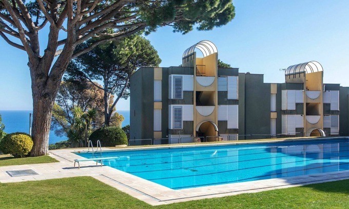 Calella de Palafrugell Apartment | Beautiful apartment for 4 people with WIFI, pool, TV, terrace, panoramic view and parking
