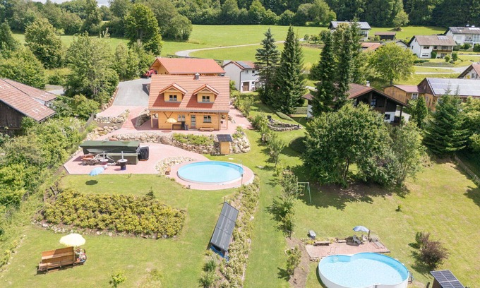 Oberkreuzberg House | Beautiful apartment in villa for 6 guests with pool, WIFI, hot tub, TV and patio