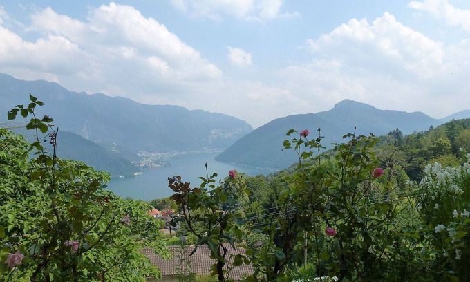 Carona Apartment | Beautiful apartment for 3 people with WIFI, TV, patio, pets allowed and panoramic view