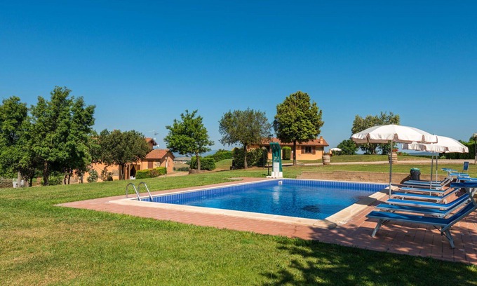 Scansano Villa | Beautiful apartment in villa for 4 people with pool, WIFI, A/C, TV, terrace and pets allowed