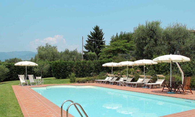 Montecarlo Villa | Beautiful apartment in villa for 6 people with pool, WIFI, TV, patio and pets allowed