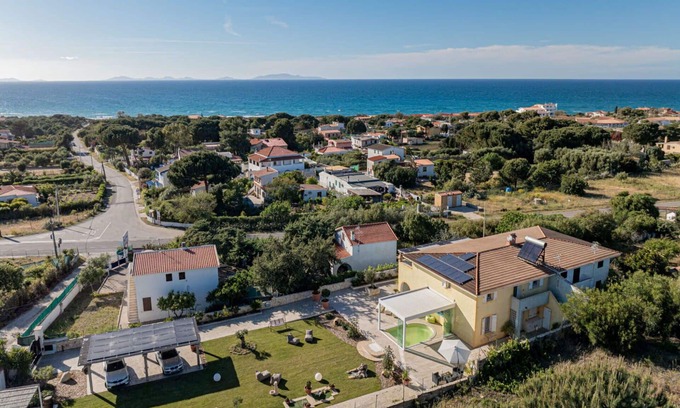 Eden Beach Villa | Beautiful apartment in villa for 5 people with WIFI, A/C, pool, TV and patio