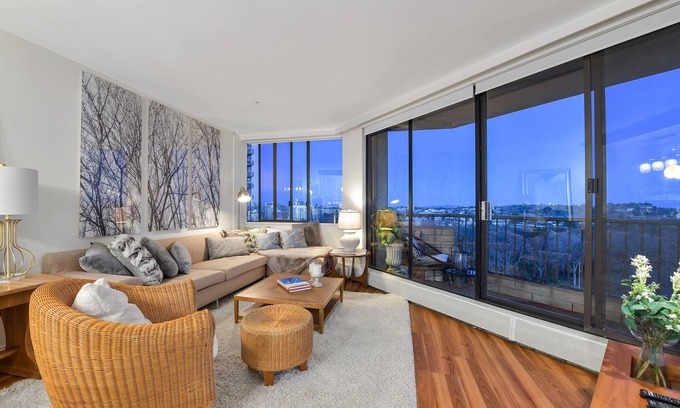 James Bay Condo | Beautiful Bright 1 Bedroom Condo Overlooking Beacon Hill Park and Olympic Mountains