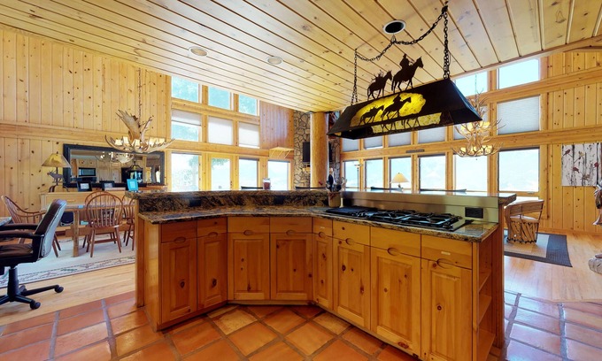 Hamilton Creek House | Beautiful cabin with mountain view, hot tub & luxury kitchen