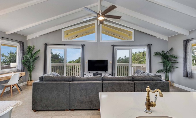 Kona Palisades House | Beautiful conveniently located 2-bedroom ocean view home in Kailua-Kona.