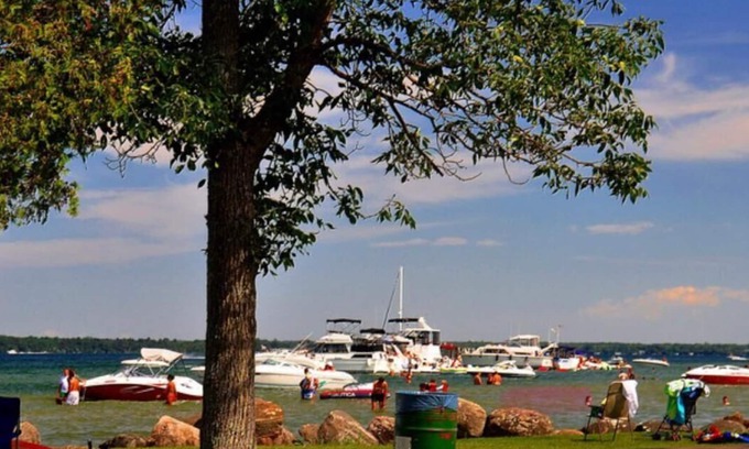 Innisfil Cottage | Beautiful cottage 5 minutes from the main beach and very cozy
