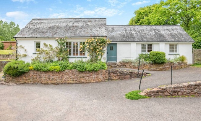 Crediton Cottage | Beautiful Devon Cottage near Exeter with easy access to the moors & coast