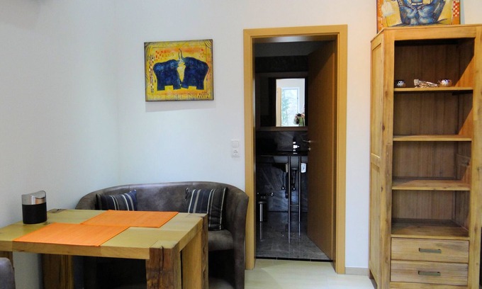 Hassloch Apartment | Beautiful Eckwinkelzimmer with Alcove