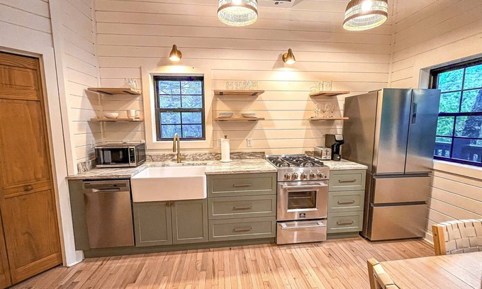 Bear Den Cabin | Beautiful fall leaves off the Blue Ridge Parkway!