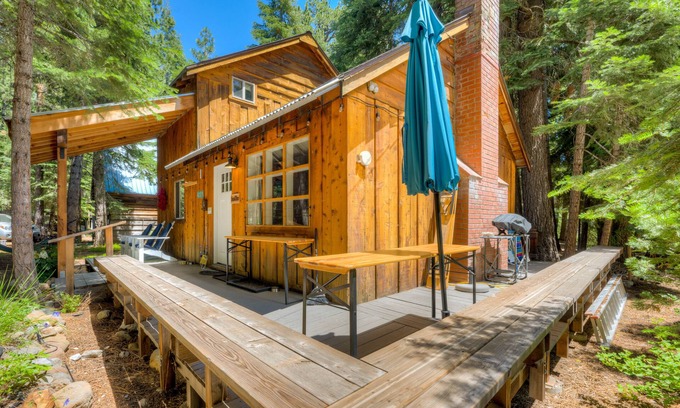 Tahoe Pines Cabin | Beautiful family and dog-friendly cabin with gas fireplace, puzzles & games