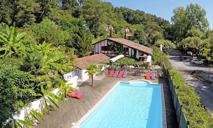 La Bastide-Clairence Apartment | Beautiful apartment for 4 people with pool, WIFI, TV, terrace and pets allowed