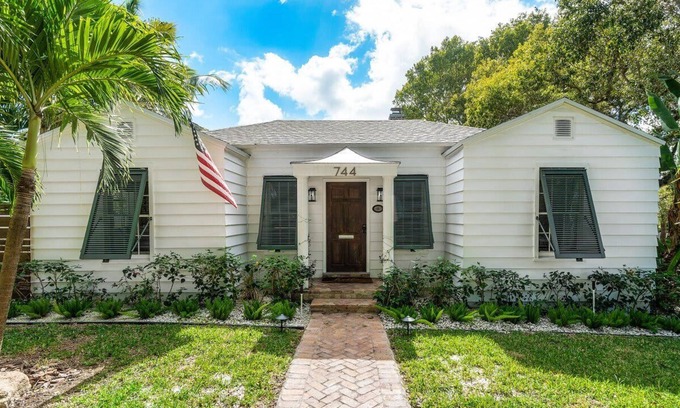 Poiciana Park II House | Beautiful historic pool home in Flamingo Park